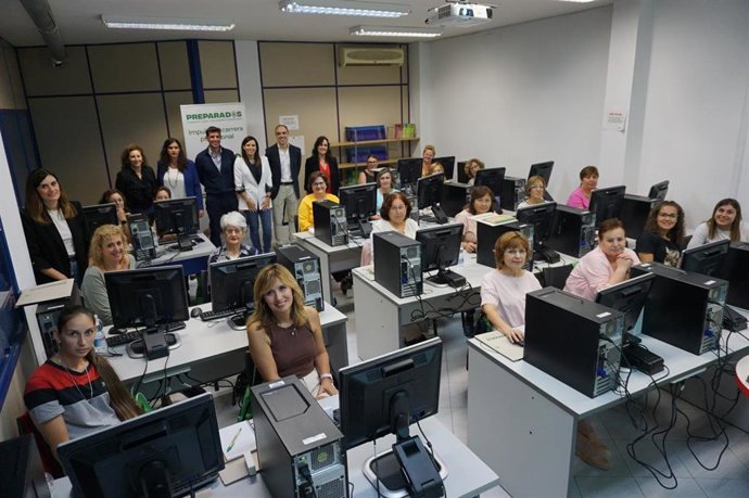 Gálvez (centro, al fondo), con las alumnas que participan en el primer curso del programa 'Preparadas' en Palma del Río.