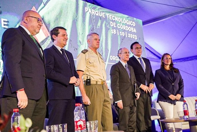 La delegada de Desarrollo Tecnológico, Transformación Digital y Juventud en la Diputación de Córdoba, Sara Alguacil (dcha.), en en las jornadas 'Oportunidades en el sector de la defensa para las empresas tecnológicas e innovadoras'.