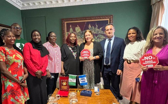 La presidenta del Parlamento de Canarias, Astrid Pérez (c), en una reunión con representantes del proyecto  A-TIPSOM (Acción contra la Trata de Personas y el Tráfico Ilícito de Migrantes)