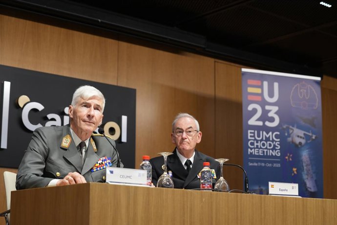 El presidente del Comité Militar de la Unión Europea (EUMC), el general Robert Brieger, junto al Jefe de Estado Mayor de la Defensa (Jemad), el almirante general Teodoro López Calderón, en rueda de prensa en la Fundación Cajasol.
