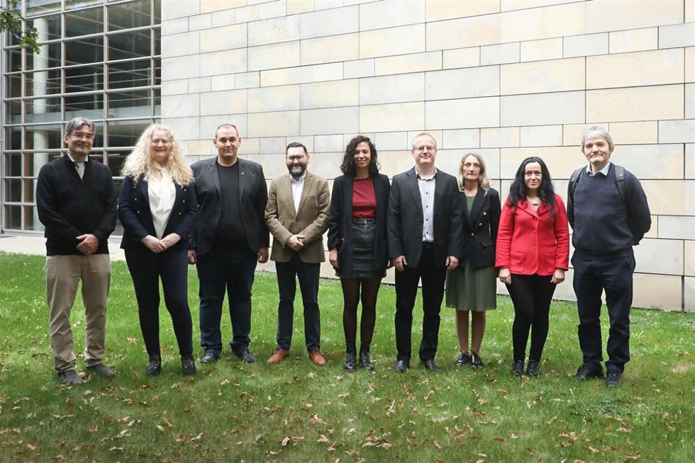 El director general de Administración Local y Despoblación del Gobierno de Navarra, Jesús M Rodríguez, acompañado por miembros del proyecto europeo procedentes de Irlanda, Estonia y Bulgaria.