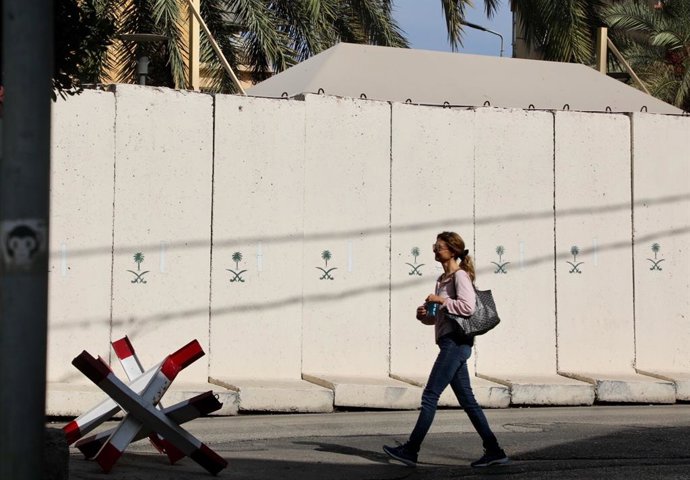 Archivo - (211030) -- BEIRUT, Oct. 30, 2021 (Xinhua) -- A woman walks past the Saudi Arabian embassy in Beirut, Lebanon, Oct. 30, 2021. Lebanese Prime Minister Najib Mikati on Friday expressed his regret at Saudi Arabia's decision to expel the Lebanese 