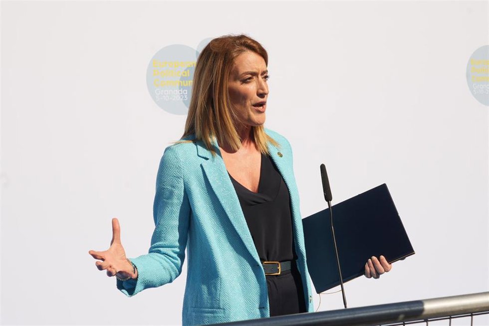 La presidenta del Parlamento Europeo, Roberta Metsola, atiende a los medios de comunicación a su llegada al Palacio de Congresos de Granada para participar en la cumbre de la Comunidad Política Europea (CPE), a 5 de octubre de 2023, en Granada, Andalucí