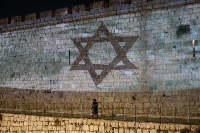 October 10, 2023, Jerusalem, Israel: The Jerusalem Municipality projects the Israeli flag on the walls of Jerusalem's Old City near the Jaffa Gate in solidarity with the nation. Israel is engaged in a war with Hamas of the Gaza Strip following massive roc
