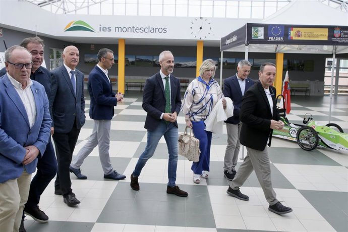 El consejero de Educación, Sergio Silva, visita el IES Montesclaros de Reinosa
