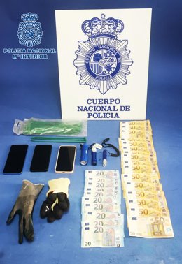 Objetos y dinero intervenido.