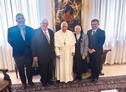 El Papa Francisco con miembros de la organización 'New Ways Ministry'.