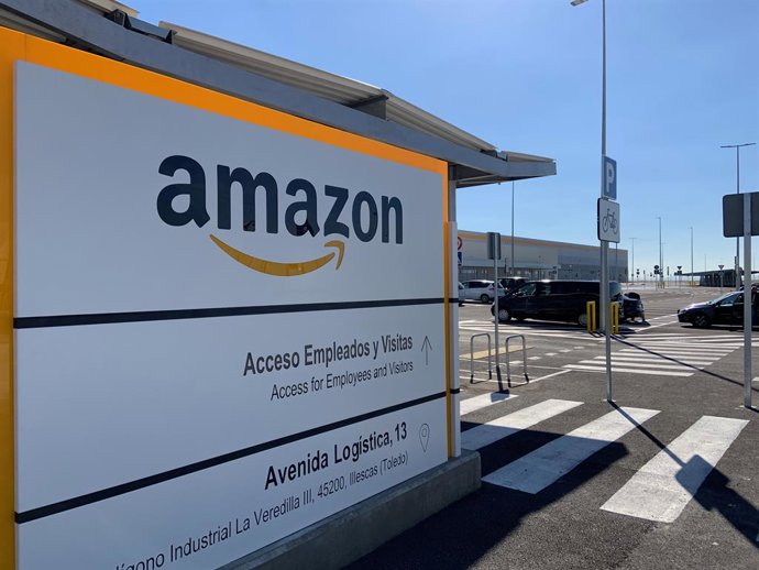 Archivo - Sede Amazon en Illescas, cartel.