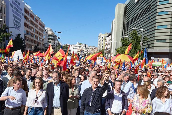 El líder del PP y candidato a la Presidencia del Gobierno, Alberto Núñez Feijóo (c), saluda durante la manifestación organizada por el PP, en la plaza de Felipe II, a 24 de septiembre de 2023, en Madrid (España). Bajo el lema A la calle contra la amnis