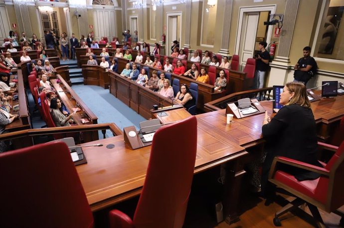 La presidenta del Parlamento de Canarias, Astrid Pérez, en un encuentro con mujeres rurales de las islas