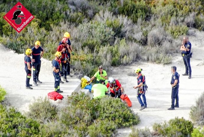Rescatan en helicóptero a una mujer con una torcedura en un camino del Cap de Prim en Xbia