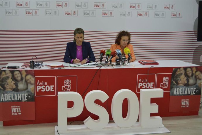 La portavoz del PSOE en el Ayuntamiento de Ávila, Eva Arias, acompañada de la concejala y portavoz en la Comisión de Cultura, Educación, Deportes y Fiestas, Julia Jiménez
