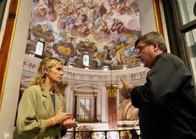 Paula Añó en la Basílica de la Virgen con el rector del templo