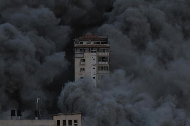 Edificio destruido en la Franja de Gaza tras ataques israelíes