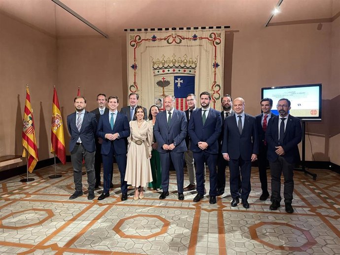 Los presidentes de las Cortes de Aragón y Castilla y León, Marta Fernández y Carlos Pollán, y varios diputados aragoneses y procuradores castellano-leoneses.