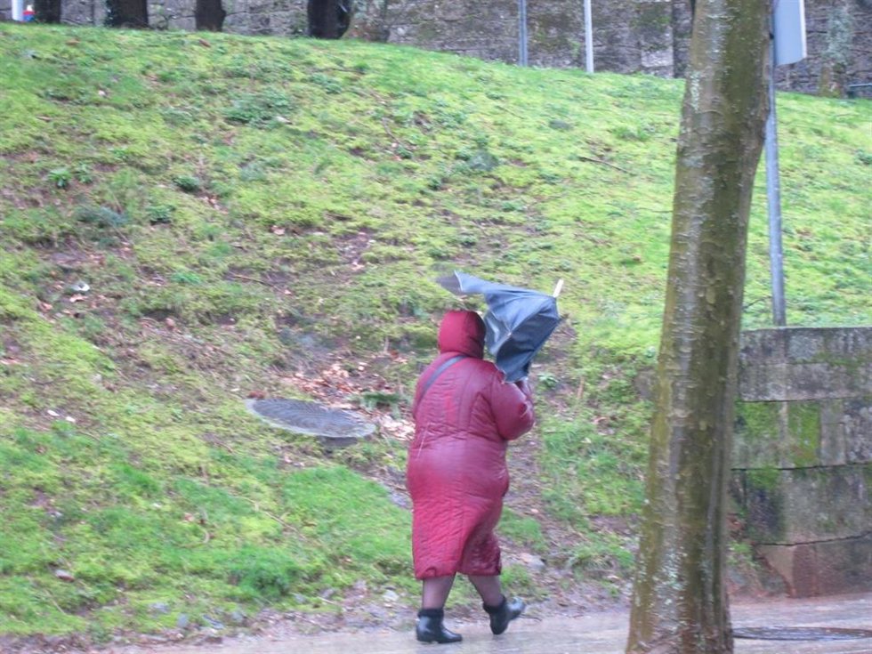 Archivo - Temporal en Galicia, Santiago, viento, lluvia, mal tiempo