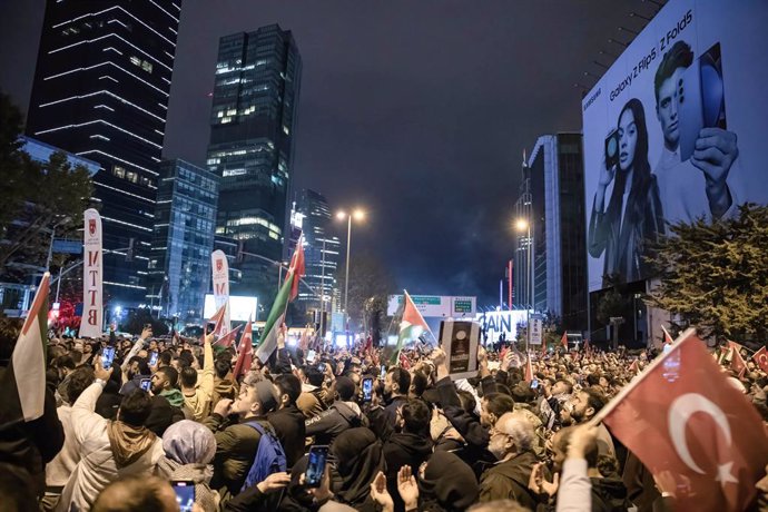 October 18, 2023, Istanbul, Turkey: Protesters chant slogans while holding up Turkish and Palestinian flags in front of the Israeli Consulate General building during the demonstration. Citizens gathered in front of the Israeli Consulate General in Istanbu