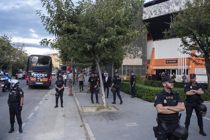 Llegada del autobús del Maccabi Tel Aviv a los exteriores de La Fonteta de Valncia, a 18 de octubre de 2023, en Valencia