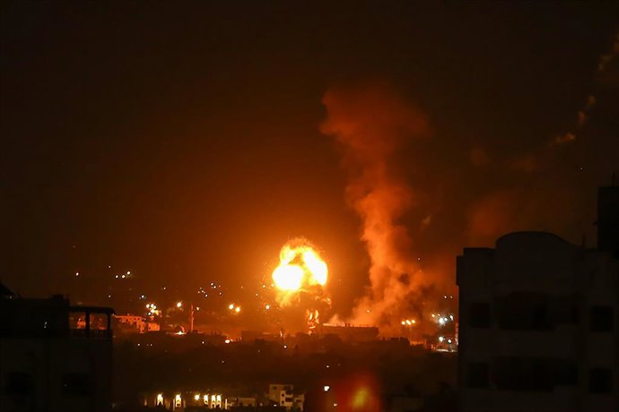 Archivo - 02 May 2023, Palestinian Territories, Gaza City: Smoke and flame rise following Israeli air strikes on Gaza City. The Israeli military traded fire with Gaza militants in a flare-up of violence following the death of a Palestinian hunger strike