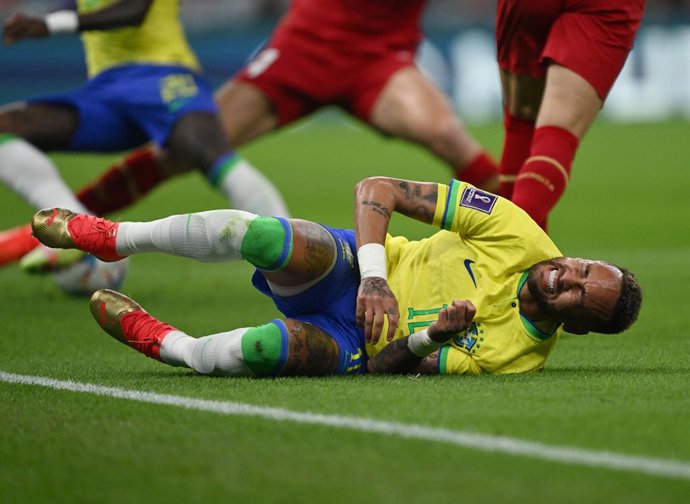 Archivo - 24 November 2022, Qatar, Lusail: Brazil's Neymar lies on the gorud are being fouled during the FIFA World Cup Qatar 2022 Group G soccer match between Brazil and Serbia at the Lusail Stadium. Photo: Robert Michael/dpa