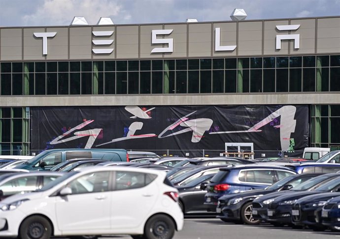 Archivo - FILED - 15 September 2022, Brandenburg, Grünheide: The main entrance to the Tesla Gigafactory Berlin Brandenburg factory in Gruenheide. The US electric car manufacturer Tesla has reported 26 environmental incidents at its so-called gigafactory