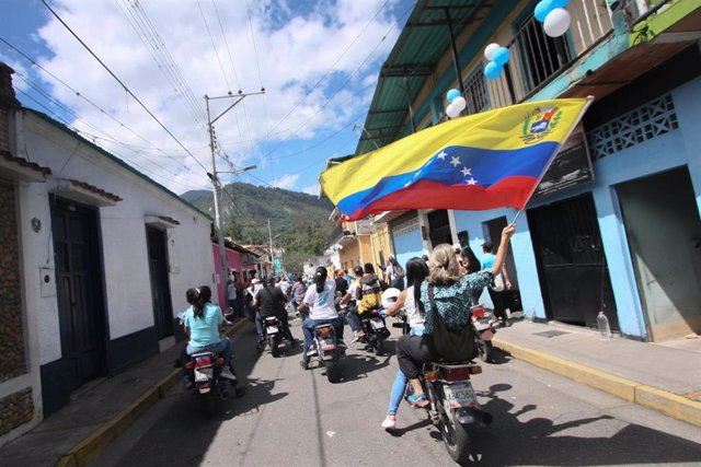 Archivo - Manifestación a favor de la oposición venezolana