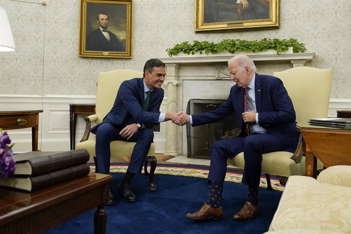 Archivo - El presidente de España, Pedro Sánchez (izquierda), y su homólogo estadounidense, Joe Biden (derecha)