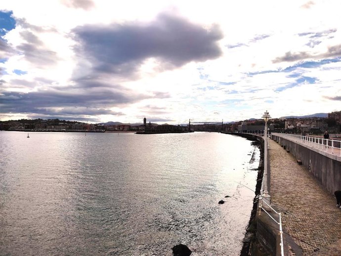 Cielo nublado en la costa vizcaína