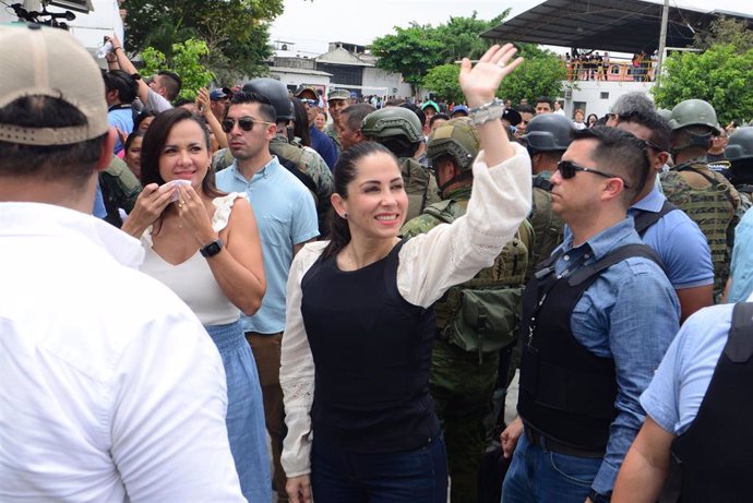 La excandidata presidencial Luisa González, junto a la presidenta del Movimiento Revolución Ciudadana, Marcela Aguiñaga, y el alcalde Aquiles Álvarez