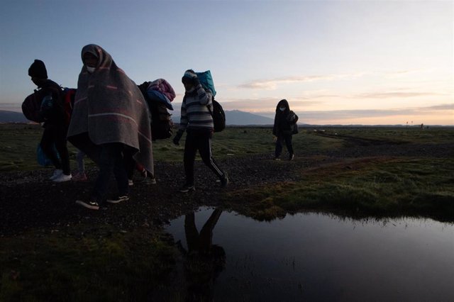 Archivo - Migrantes venezolanos cruzan la frontera entre Bolivia y Chile