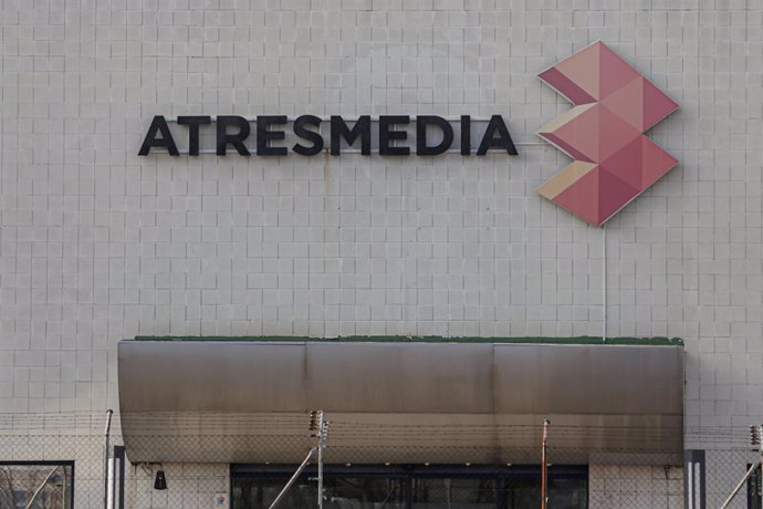 Archivo - Letras y logo de Atresmedia en la fachada del edificio de la sede del grupo de comunicación Atresmedia en San Sebastián de los Reyes, en Madrid (España) a 10 de febrero de 2020.