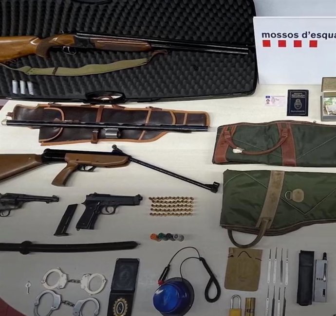 Els Mossos d'Esquadra detenen tres homes per presumptament fingir ser policies i robar 31.000 euros en joies a Barcelona