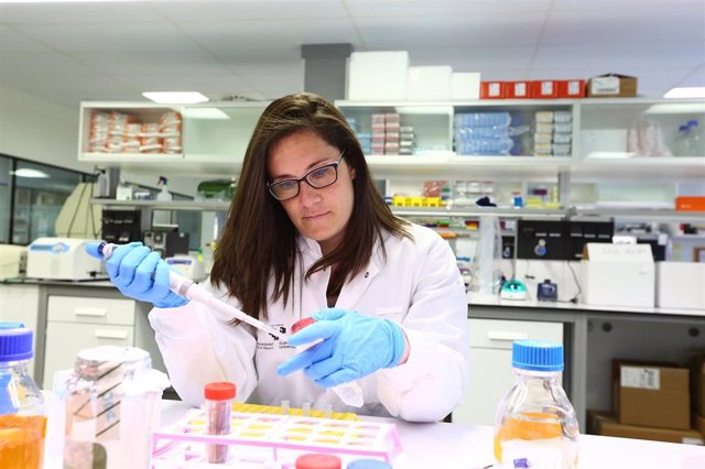 La Dra. Amaia Arruabarrena-Aristorena, investigadora de la Universidad del País Vasco, trabaja en uno de los proyectos sobre genética aplicada al cáncer de mama financiados por la Agencia Estatal de Investigación.