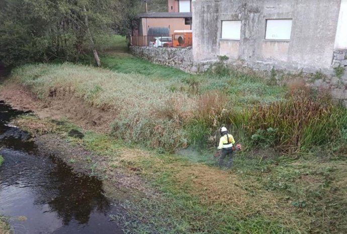 La CHC inicia la instalación de una estación de control en el río Libardón en Colunga.