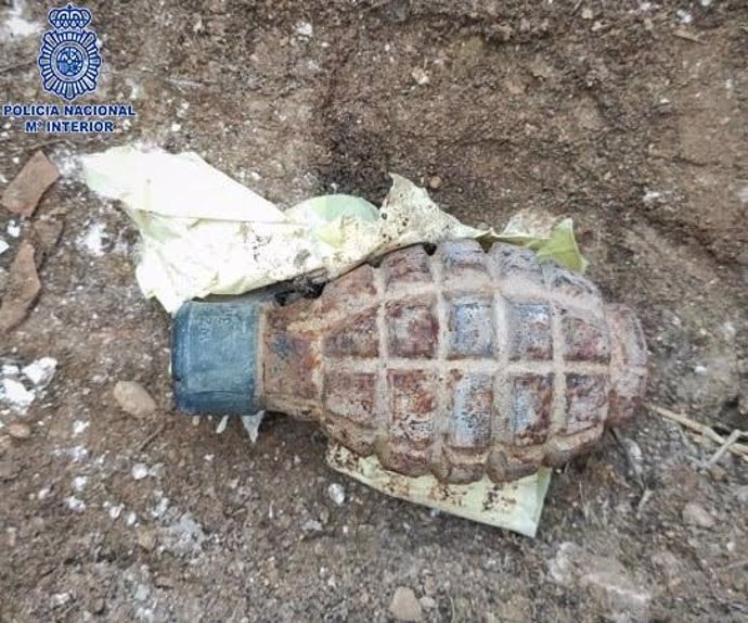 Un ciudadano encuentra una granada de la Guerra Civil en el tejado de la vivienda de su hija en Logroño