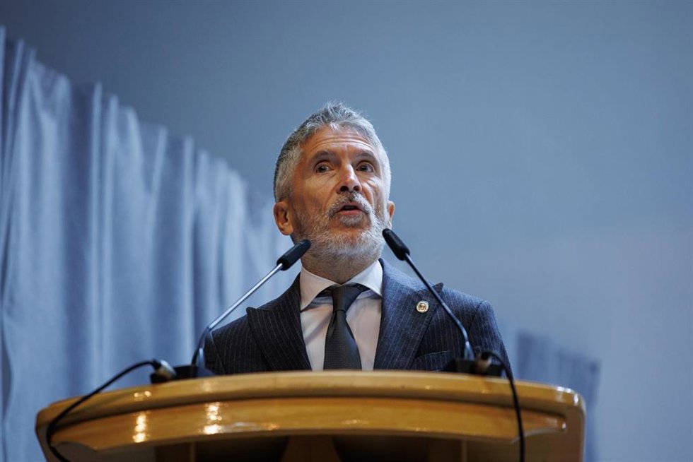 El ministro del Interior en funciones, Fernando Grande-Marlaska, interviene durante el acto central de celebración de la festividad de la Merced en el Centro Penitenciario Madrid VI, a 22 de septiembre de 2023, en Aranjuez, Madrid (España)
