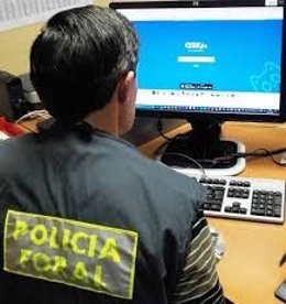 Imagen de archivo de un agente de Policía Foral adscrito a Delitos Informáticos