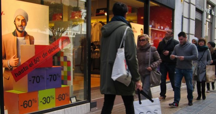 Archivo - Compras en la calle Colón