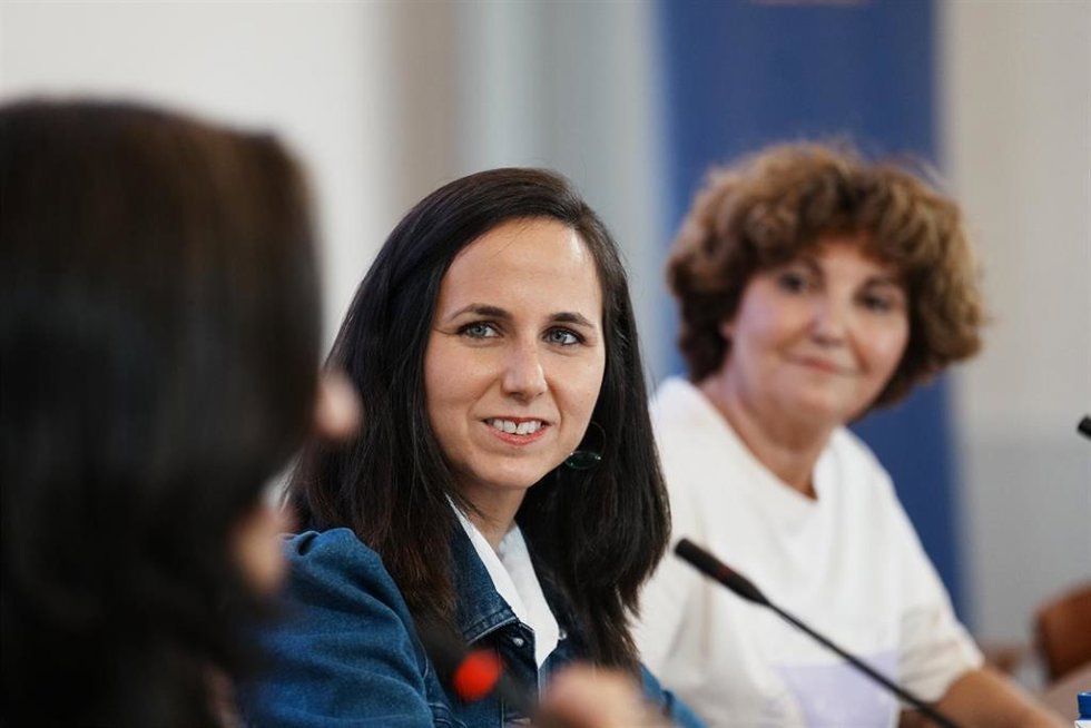 La secretaria general de Podemos y ministra de Derechos Sociales y Agenda 2030, Ione Belarra (c), durante un encuentro con la militancia vasca, a 13 de octubre de 2023, en Bilbao, Vizcaya, Euskadi (España).
