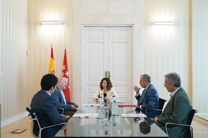 Archivo - La presidenta de la Comunidad de Madrid, Isabel Díaz Ayuso,  con el reconocido científico Rafael Yuste y su equipo para avanzar en la constitución del Centro Nacional de Neurotecnología. Archivo.