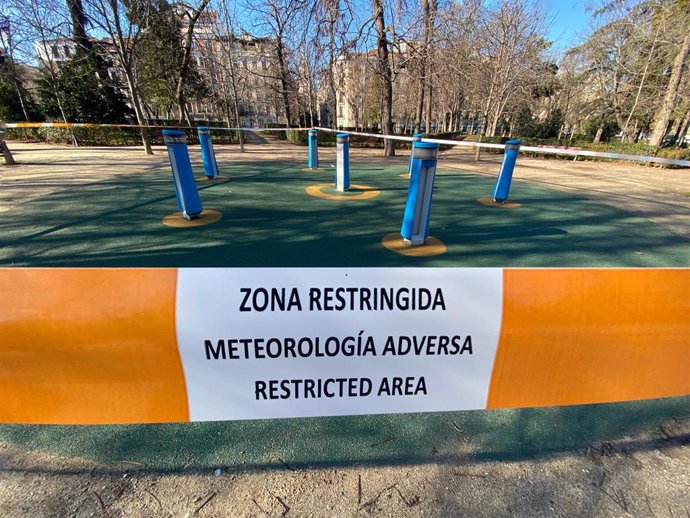 Archivo - Una zona restringida al paso con una cinta tras activarse la alerta amarilla por meteorología adversa, en el parque de El Retiro