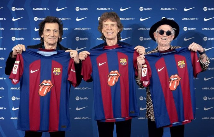 Los Rolling Stones con la camiseta del FC Barcelona, con el logo del grupo muscial, que lucirán los 'culers' en el Clásico contra el Real Madrid