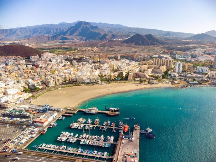 Archivo - Playa de Los Cristianos