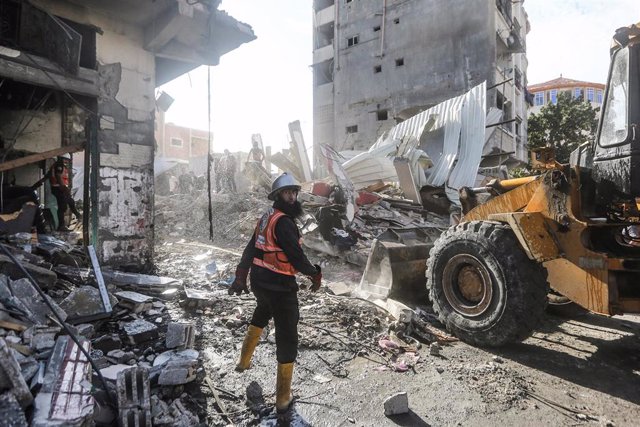 Imagen de archivo de trabajadores de los servicios de emergencias palestinos realizando labores de búsqueda y rescate entre los escombros en Gaza.