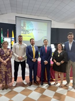 El delegado de Desarrollo Educativo y Formación Profesional de la Junta en Huelva, Carlos Soriano, participa en la celebración del Día del Municipio en Beas.