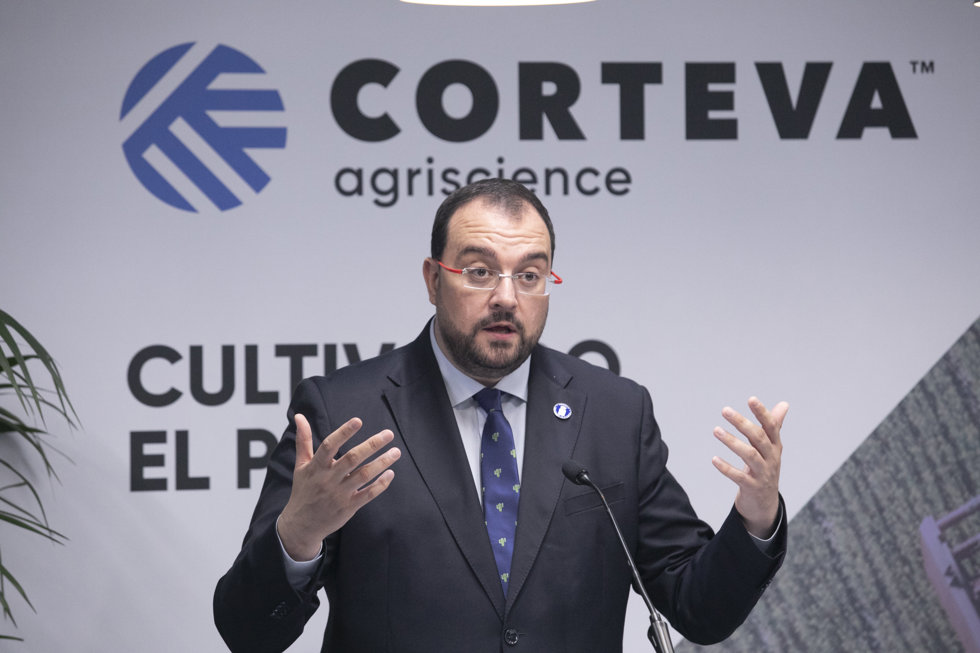 El presidente del Principado de Asturias, Adrián Barbón, interviene durante la presentación oficial del Centro de Excelencia y Servicios Europeos de Corteva, en la planta del Valle de Tamón, a 4 de octubre de 2023, en Carreño, Asturias (España).