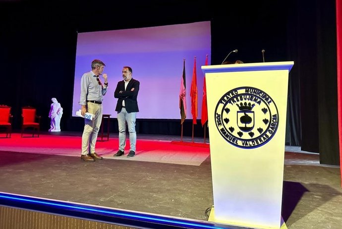 El vicepresidente quinto de Diputación y responsable del Área de Desarrollo Local, Asistencia a Municipios, Recaudación y Gestión Tributaria, Sebastián Hidalgo, y el alcalde de Trebujena, Ramón Galán.