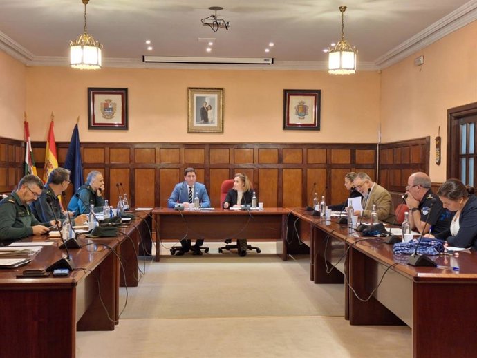 La delegada del Gobierno de España en La Rioja, Beatriz Arraiz Nalda, y el alcalde de Santo Domingo de la Calzada, Raúl Riaño, han presidido esta mañana la reunión de la Junta Local de Seguridad celebrada en el salón de plenos de la localidad