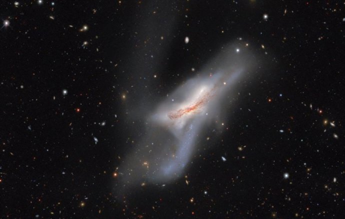 NGC 520 es una de las galaxias más grandes y brillantes del Atlas de galaxias de Siena. Está formado por dos galaxias de disco que eventualmente se fusionarán para formar un sistema masivo.