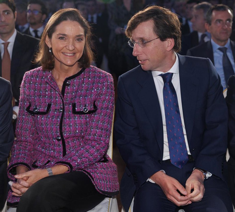 Archivo - La ministra de Industria, Comercio y Turismo, Reyes Maroto, y el alcalde de Madrid, José Luis Martínez Almeida, durante la inauguración de la XIII Edición del Foro Spain Investors Day en el Hotel Mandarín Oriental Ritz